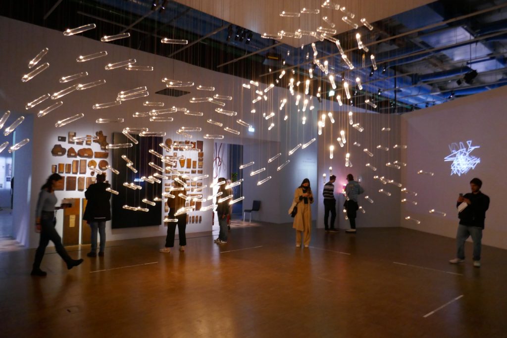 Le réseau du vivant. Ausstellungsansicht von «Réseaux-Mondes», Centre Georges Pompidou, 23. Februar bis 25. Mai 2022. Alle Rechte hinsichtlich der Kunstwerke vorbehalten. Fotografie Sebastian Gießmann.